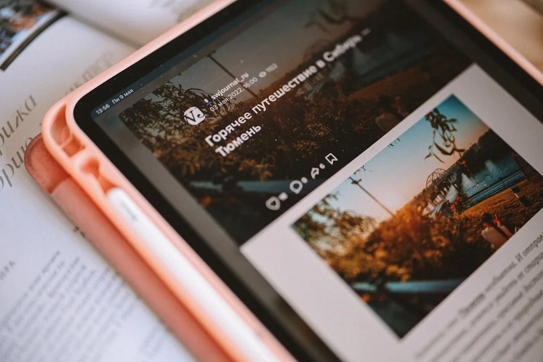 Gros plan sur un smartphone affichant l’interface d’une application de facturation sur une surface réfléchissante.